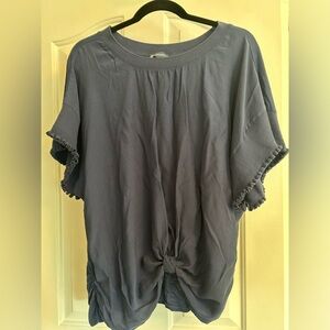 Democracy women's scoop neck short sleeve twisted hem top